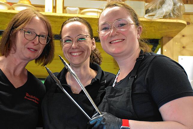 Diese drei Frauen am Grill am Stand der Deifelzunft hatten sichtlich Spaß.