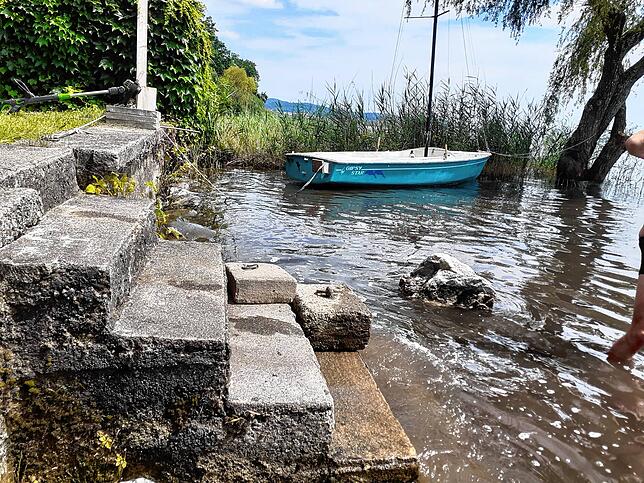 Der Wasserstand im Mai 2024. Immer wieder reicht das Wasser des Bodensee sogar bis an die oberste Treppenstufe, sagt Michael Gerasch.