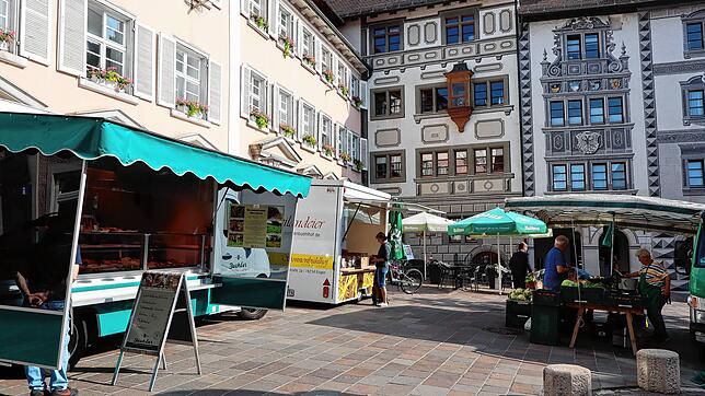 Auf dem Engener Wochenmarkt gibt es mittlerweile nur noch vier Stände. Auch in den anderen Hegau-Gemeinden schrumpft das Angebot.
