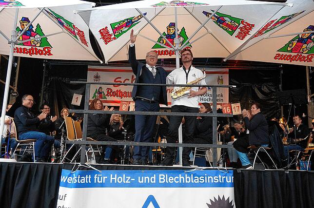 Super Leistung: Dirigent Tobias Liedtke mit dem Tiengener Stadtmusiker Urs Jahn, der beim Wunschkonzert mit einem Saxophon-Solo ...