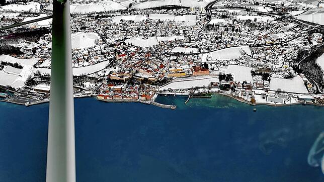 Meersburg hat nicht nur landschaftlich viel zu bieten. Doch künftig muss die Stadt den Gürtel enger schnallen. Dieses Luftbild hat ...