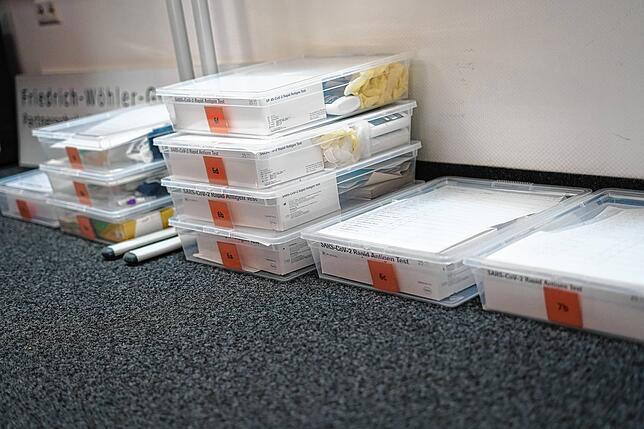 Kistenweise Testkits für die Schulklassen im Präsenzunterricht am Singener Friedrich-Wöhler-Gymnasium.