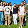Angela Klug (rechts) freut sich mit ihrem Mitstreiter Thomas Stehle (hinten, rechts) über die Spende der Heimschule Kloster, die von ...