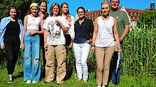Angela Klug (rechts) freut sich mit ihrem Mitstreiter Thomas Stehle (hinten, rechts) über die Spende der Heimschule Kloster, die von ...