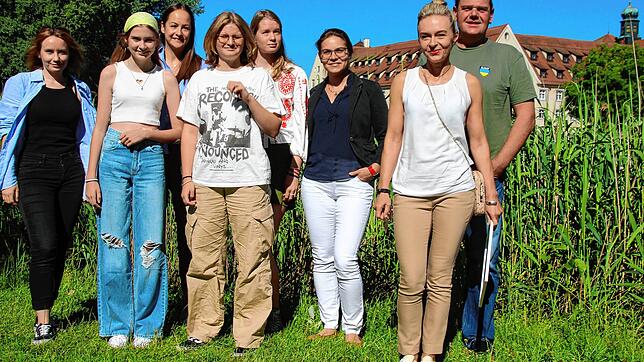 Angela Klug (rechts) freut sich mit ihrem Mitstreiter Thomas Stehle (hinten, rechts) über die Spende der Heimschule Kloster, die von ...
