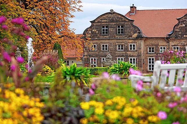 Umgeben von herbstlich bunt gefärbten Bäumen zeigt sich der Barockgarten am Kleinen Schloss in Blankenburg in Sachsen-Anhalt ...
