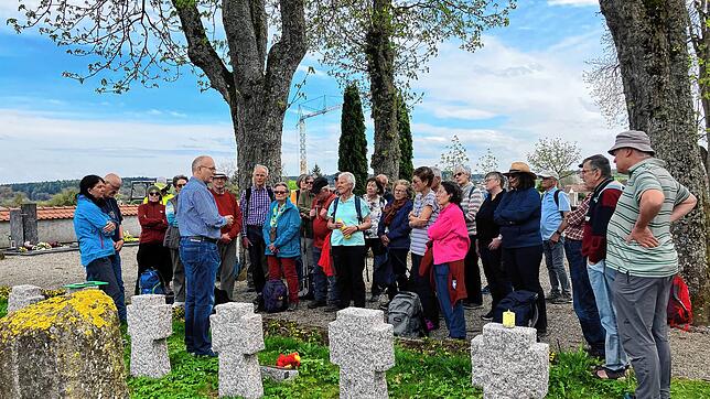 Die Pilgergruppe auf dem Friedhof in Meßkirch hört den Ausführungen von Markus Fiederer, Geschichtslehrer am Martin-Heidegger-Gymnasium, ...