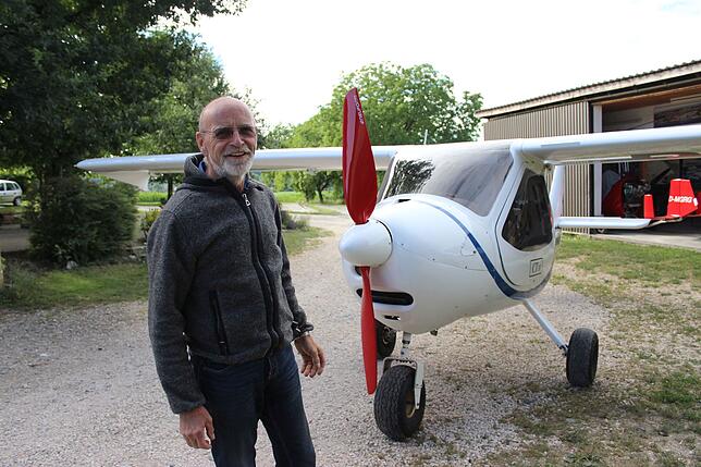 Gerhard Plessing mit seinem Ultraleichtflugzeug in Überlingen-Bambergen.