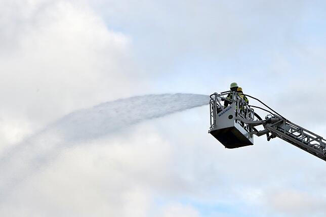 Als Unterstützung bei der Brandbekämpfung ist die Drehleiter der Feuerwehr Friedrichshafen im Einsatz.