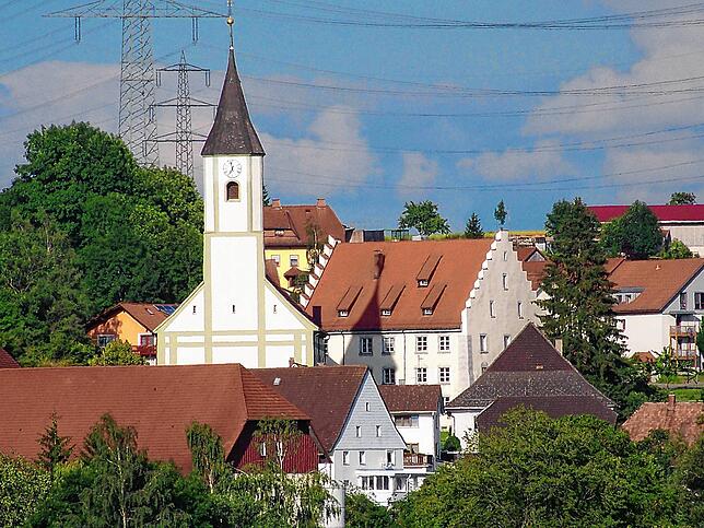 Bettmaringen wird 1125 erstmals erwähnt. Das Stufengiebel-Haus neben der Kirche ist das ehemalige Amtshaus des Klosters St. Blasien. Es ...