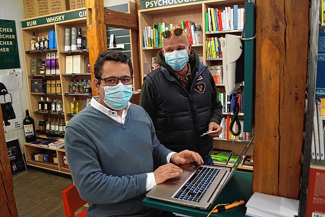 Bernd Hamerla bestellt bei Bücherschiff-Geschäftsführer Joachim Söhnen ein Buch. Der Laden hat sich vier Tage lang intensiv auf die ...