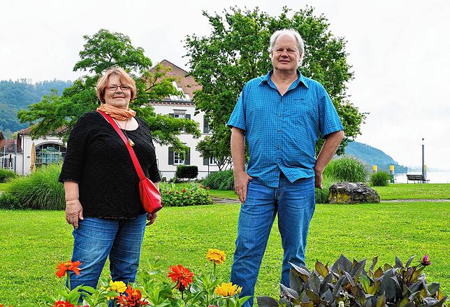 Die beiden Organisatoren der Sommer-Augenweide, Veronika Jäger und Jürgen Mayer im Uferpark vor dem Zollhaus in Ludwigshafen.