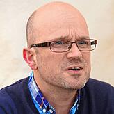 Frank Mienhardt, städtischer Denkmalschützer: „Es gibt nicht nur die Grabmäler, die eine ausgesprochene Bildhaftigkeit haben. Es sind ...