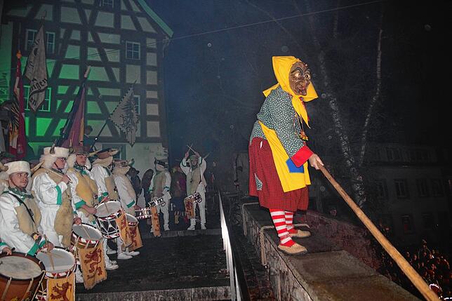 Bild 15: Schaurige Akrobatik: So fliegen die Urhexen übers lodernde Hexenfeuer