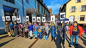 Die „Omas gegen Rechts“ zeigen am Samstag im Rahmen der Aktionen unter dem Motto „Schopfheim bleibt bunt“ Flagge für Demokratie in der ...