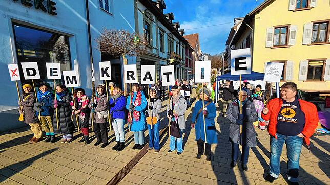 Die „Omas gegen Rechts“ zeigen am Samstag im Rahmen der Aktionen unter dem Motto „Schopfheim bleibt bunt“ Flagge für Demokratie in der ...