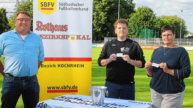 Losglück: Der VfB Waldshut &ndash; hier vertreten durch den Vorsitzenden Klaus Fricker (links) &ndash; wurde von Patrick Frommherz, dem ...