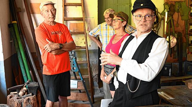 In der Werkstatt der ehemaligen Flaschnerei Jäckle gibt es viel zu sehen. Ulrich Grießhaber erweist sich als sach- und fachkundiger ...