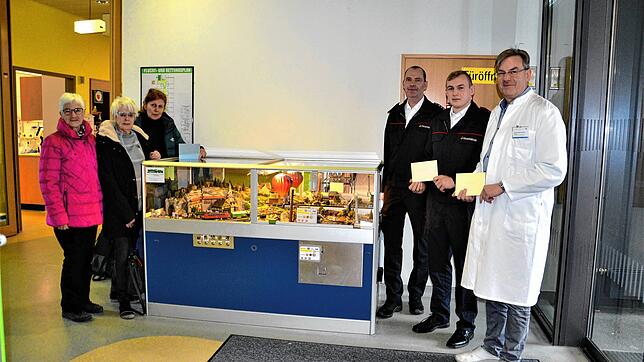 Über die Spenden von Edeltraud Weiß und Elfriede Eggs (im Bild links außen) freuen sich (von links) Chefarzt Andreas Trotter, Florian ...