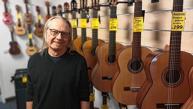 Patrick Ziegler aus dem Guitarra sorgt für Musikinstrumente von Gitarre bis Täterätätä unterm Christbaum.