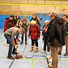 Jürgen Eck (links), Sportlehrer der Geschwister-Scholl-Schule, weist die Vertreterinnen und Vertreter des Sportausschusses auf die durch ...
