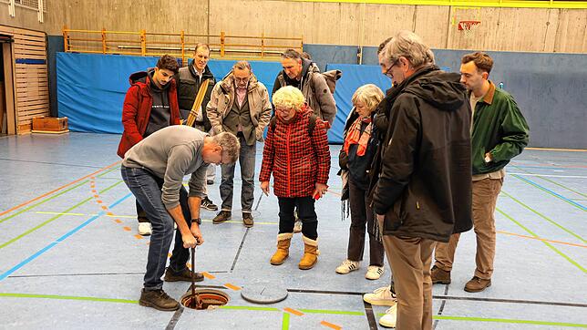 Jürgen Eck (links), Sportlehrer der Geschwister-Scholl-Schule, weist die Vertreterinnen und Vertreter des Sportausschusses auf die durch ...