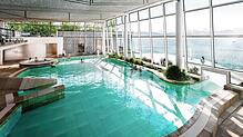 Eine computergenerierte Aufnahme zeigt das große Becken der Meersburg Therme. Von dort kommen die Badegäste wie gewohnt ins Außenbecken. ...