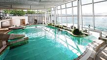 Eine computergenerierte Aufnahme zeigt das große Becken der Meersburg Therme. Von dort kommen die Badegäste wie gewohnt ins Außenbecken. ...