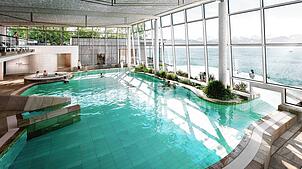 Eine computergenerierte Aufnahme zeigt das große Becken der Meersburg Therme. Von dort kommen die Badegäste wie gewohnt ins Außenbecken. ...