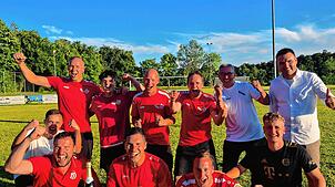 Die Siegermannschaft mit Bürgermeister Denis Lehmann und SVH-Chef Claudius Graf (hinten, von rechts). Foto: Lisa Graf