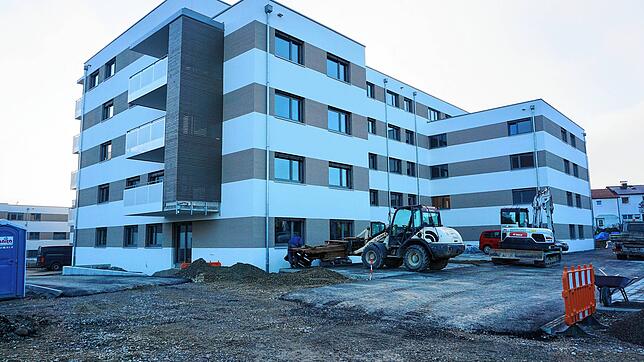 Die Außenanlagen sind noch Baustelle, doch die Bauten mit knapp 100 Wohnungen im &bdquo;Karree vier&ldquo; am Hägleweg stehen.