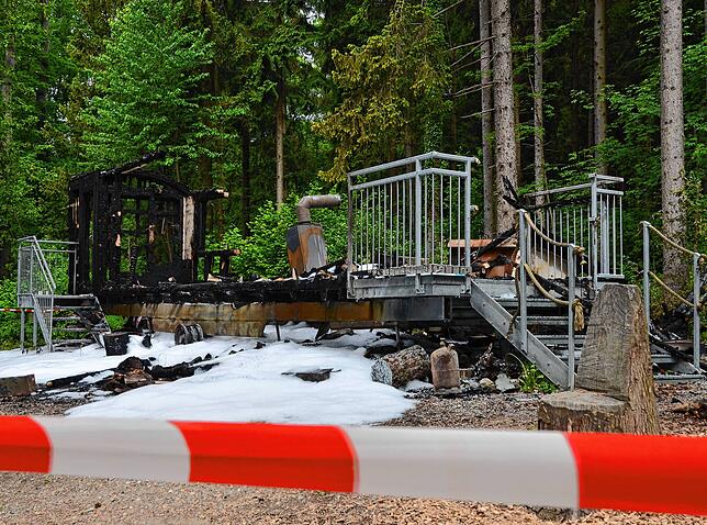 Nur noch das Stahlgerippe ist übrig: Der ausgebrannte Bauwagen des Waldkindergartens oberhalb von Leimbach. Die Kindergartenkinder ...