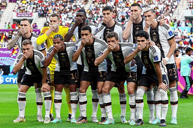 Die deutsche Mannschaft hält sich die Hand vor den Mund.