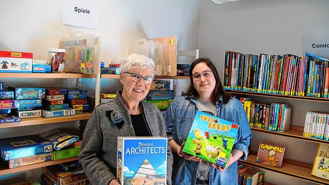 Christiane Lange (Diplom-Bibliothekarin) und Marjana Jürck (Fachangestellte für Medien- und Informationsdienste) von der Stadtbibliothek ...