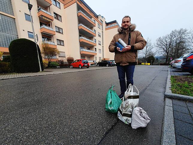 Roman Pospisil bringt das Wasser. Am Sonntagmorgen hat seine Schwester, die am Virchowweg am Rande des früheren Krankenhaus-Areals ...