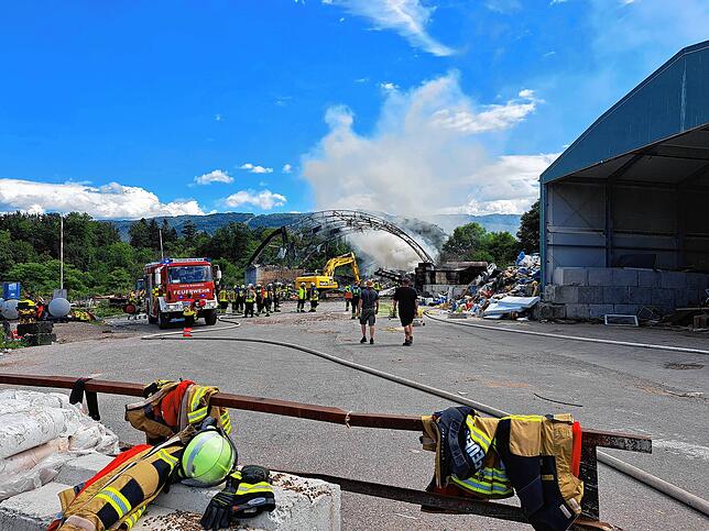 Bild 13: Wehr: Feuer auf der Mülldeponie - Bilder des Einsatzes auf dem Lachengraben