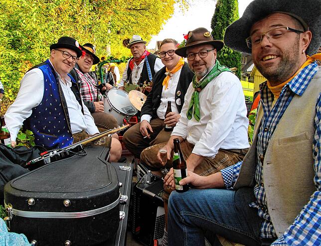 Bild 15: Dirndl und Lederhosen bestimmten das Bild beim Bräunlinger Almabtrieb
