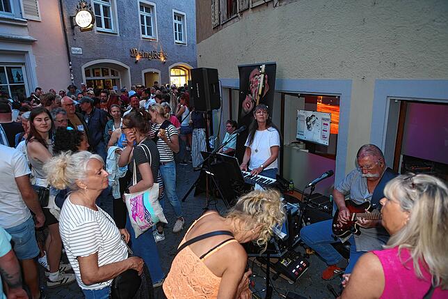 Bild 37: Der erste Gassenfreitag 2025 sorgt für einen Besucheransturm in der Niederburg