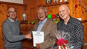 Peter Kaiser, Vorsitzender des CDU-Ortsverbandes Mönchweiler (von links), gratuliert Willi Reiner zu dessen 25-jähriger Mitgliedschaft ...