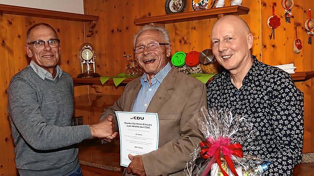 Peter Kaiser, Vorsitzender des CDU-Ortsverbandes Mönchweiler (von links), gratuliert Willi Reiner zu dessen 25-jähriger Mitgliedschaft ...
