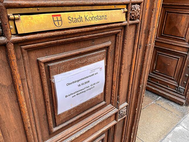 Auch am Briefkasten des Rathauses werden weiterhin Wahlbriefe eingeworfen.