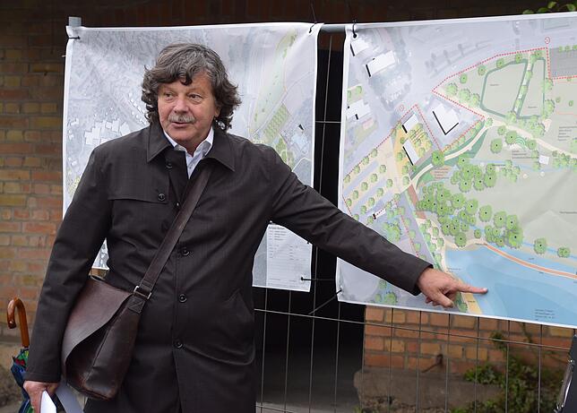 Johann Senner spricht über den geplanten Aachsee, auf den er deutet.