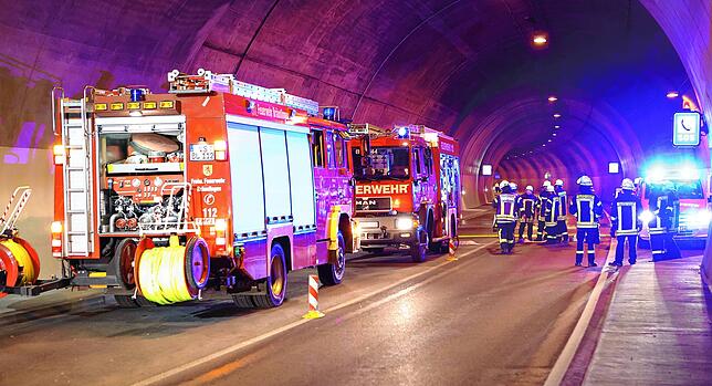 Die Einsatzfahrzeuge fahren über die Nordröhre ein und nutzen einen Verbindungsweg zur Südröhre.