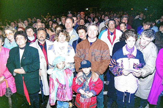 Gespannt blickten die Stockacher am Abend des 24. Oktober 1993 auf die Wand des Rathauses auf die mittels der damals modernsten Technik ...