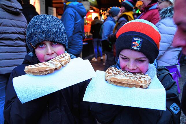 Bild 11: Jetzt ist die Weihnachtszauberei voll im Gang: Bilder vom besucherstärksten Tag in Triberg