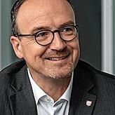 Wer erwartet, dass nun morgen gebaggert wird, braucht noch etwas Geduld: Oberbürgerbürgermeister Uli Burchardt warnt vor allzu hohen ...
