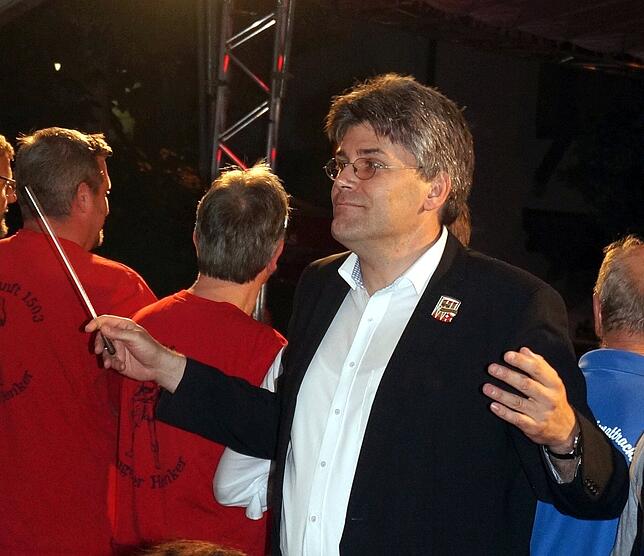 Landrat Martin Kistler musste beim Wunschkonzert des Schwyzertag einen Teil seiner Strafe des Narrengerichts abbüßen und das Badnerlied ...