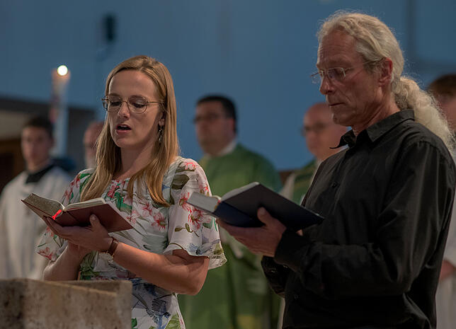 Julia Wasel und Stefan Fink (von links) bereicherten die Messe mit ihren Stimmen.