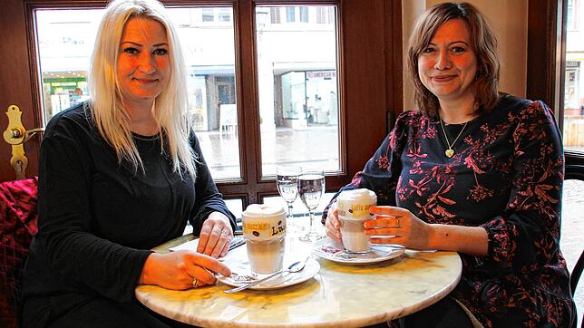 SÜDKURIER-Redakteurin Susann Duygu-D&lsquo;Souza (links) im Gespräch mit Silke Padova, Leiterin des Kinder- und Jugendreferats der Stadt ...