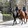 Die Polizisten Dagmar Müller und Walter Horländer von Reiterstaffel sind am Gründonnerstag im fürstlichen Park unterwegs.